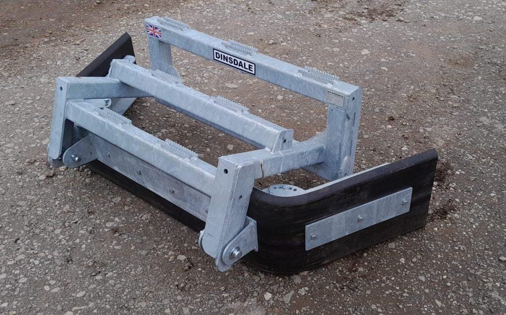 Skid steer swing scraper for push-pull cleaning in livestock or yard environments